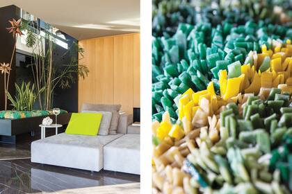 Sillón modular en pana sintética y mesa de apoyo ‘Frank’ (B&B Italia).