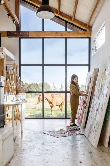 Atelier en el campo: En este entorno inspirador, una politóloga proyectó su taller y abrazó su pasión por la pintura