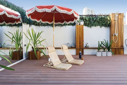 Reposeras ‘Canarias’, de caña y ratán (Bonhomía Haus), sombrilla (Weekender).