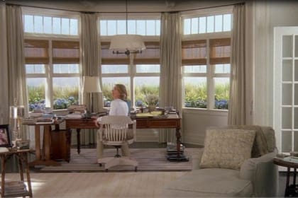 La escritora Erica Barry (Diane Keaton), en su inolvidable espacio de trabajo con vista al mar en Alguien tiene que ceder (2003).