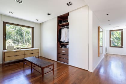 El vestidor fue diseñado por Carla Bechelli Arquitectos con herrajes de Häfele. Banco (Net Muebles). Cajonera (Talleres Sustentables). La organización de los placares estuvo a cargo de SOS En Orden.