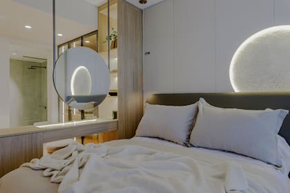 Se aplicó un revestimiento Travertino ‘Rulato’ de grano medio (Colorín) para representar la Luna. “De forma metafórica, la luna sobre el respaldo de cama está inspirada en las noches estrelladas del sur”.