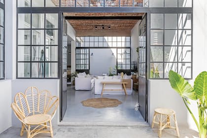 En este hogar, las arquitectas limpiaron la bovedilla, logrando un techo vistoso y muy característico.