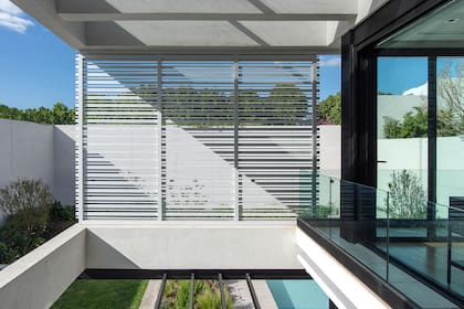 Las celosías son de aluminio. Sus guías -también de aluminio- les permiten ser móviles (Cerramientos De Luca).