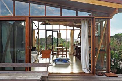 La casa tiene cubierta de chapa y decks de itaúba sin tratamiento, al igual que el banco y la mesa baja exterior.