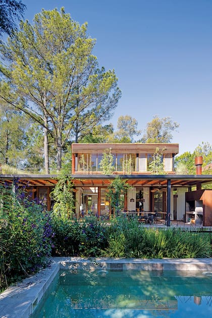 Frescor verde: Íntimamente conectada con el paisaje, esta casa en Cardales envuelve tres árboles