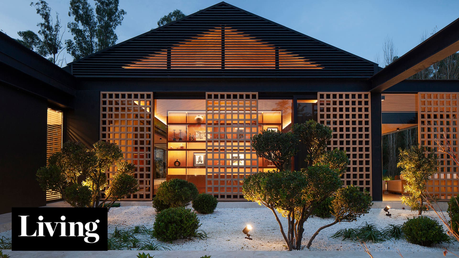 Foto de una casa con parasoles móviles de madera y patio seco zen.