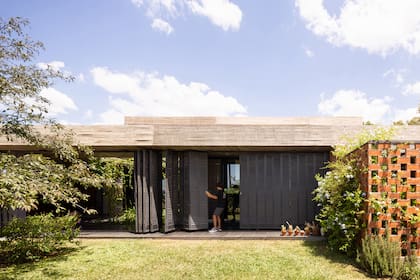 Un sistema de persianas metálicas rescatadas de demoliciones y diseñadas con un sistema rebatible-corredizo, permite cerrar por completo una de las galerías. Como parte del sistema sustentable de la casa, se instaló un termotanque solar en la terraza, orientado 100% al norte.