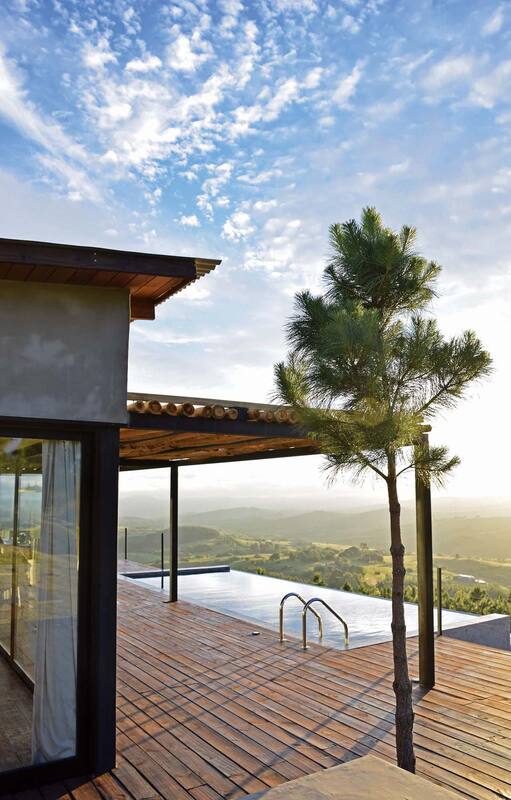 Foto de la fachada de una casa que mira a las sierras.