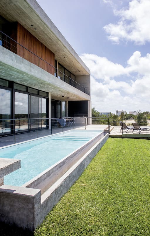 Una casa que se integra al paisaje y a la vida en vacaciones en Costa Esmeralda