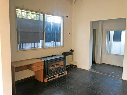ANTES: en el sector de lo que hoy es el comedor, había otra ventana, que se reemplazó por un modelo a medida, igual a la original del living sobre la misma pared.