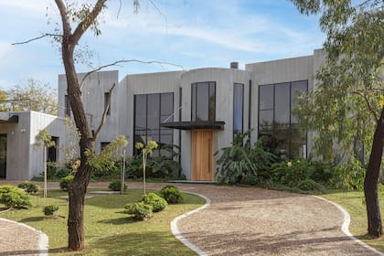 Sánchez Elía SEPRA Arquitectos y Aldanondo Orcoyen Arquitectos estuvieron a cargo del proyecto y dirección de obra- El alero de hierro con tensores corta visualmente la doble altura y sigue el patrón curvo.
