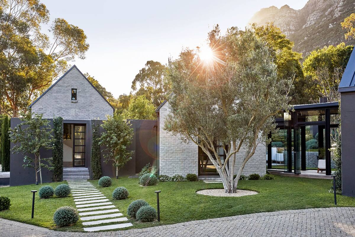 Foto de una casa con un pasillo vidriado que une la casa central con la de invitados.