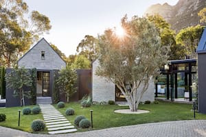 Foto de una casa con un pasillo vidriado que une la casa central con la de invitados.