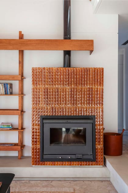 Además de la salamandra, la casa tiene sistema de aire acondicionado central frío-calor y losa radiante.