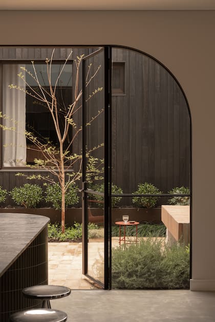 Para que la luz llegara plenamente a la zona social -cocina, comedor y living integrados-, la arquitecta construyó un patio entre los dos volúmenes.