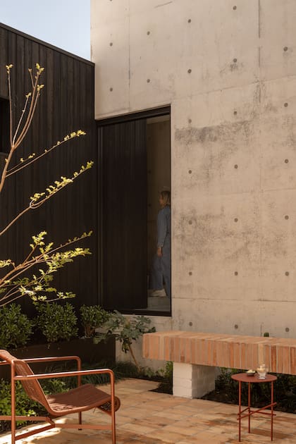 Una puerta de madera ofrece otro punto de conexión con el patio.