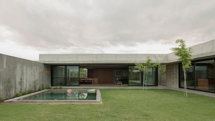 Al costado de este patio, se encuentra una galería semicubierta con parrilla, que amplía las posibilidades de reunión y disfrute al aire libre.
