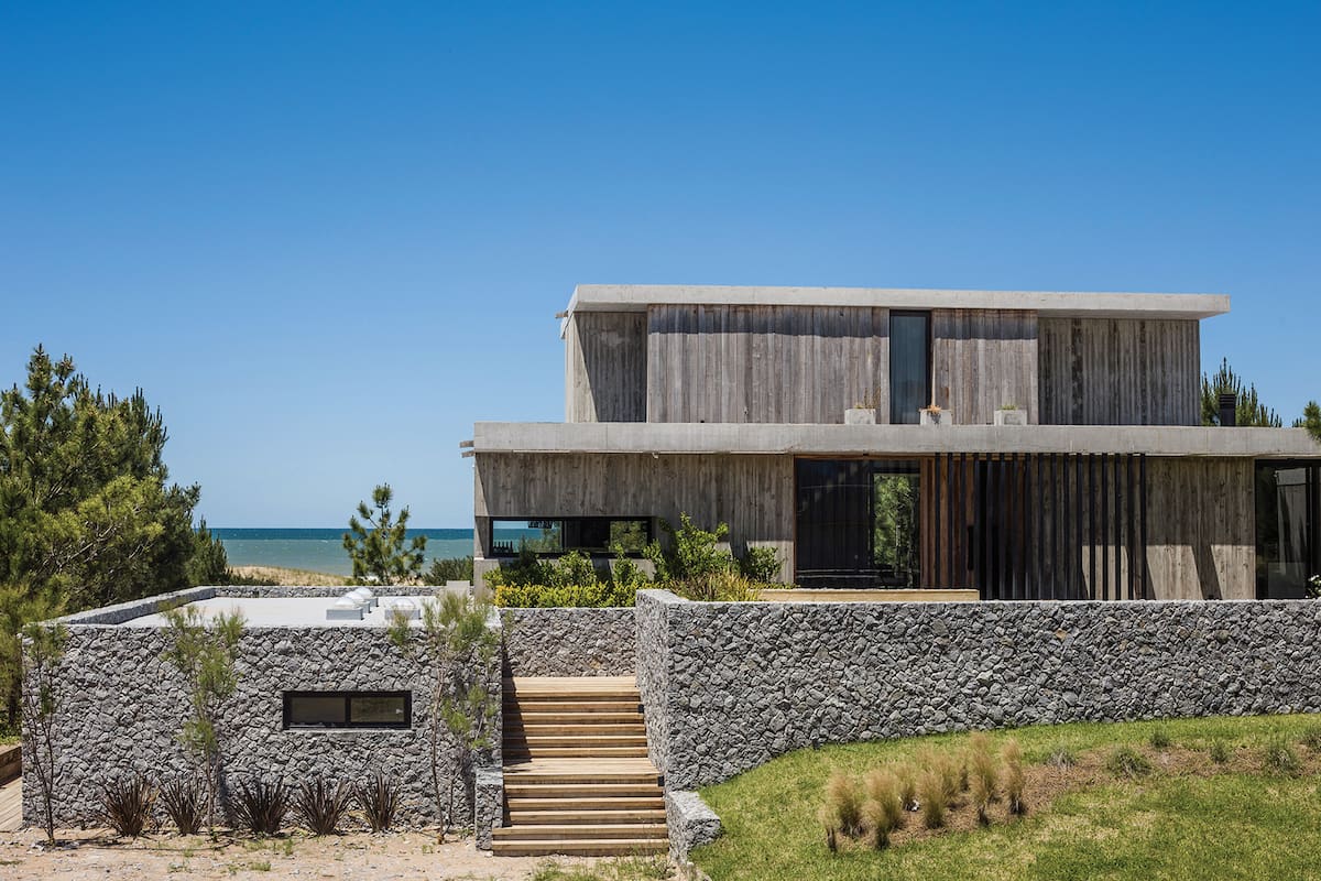Foto de una casa en Costa Esmeralda con basamento de piedra de voladura de Tandil.