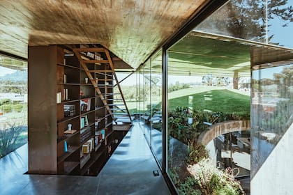 Una escalera-biblioteca enhebra las plantas y arma la circulación vertical.