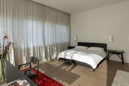 Livianas, las cortinas filtran la luz natural, pero no bloquean su claridad.