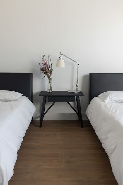 Las camas de toda la casa son de Nosten, Rosario. Mesa de luz Cappuccino, de Christian Liaigre y lámpara Tolomeo, de Artemide