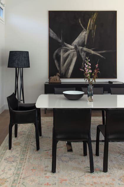 Las sillas de comedor son modelo Cab de Cassina, originales de la década de 1980. Mesa Eileen (B&B Italia). Alfombra Oushak comprada en Estambul. Aparador Eracle (Maxalto). Lámpara de pie (Federico Churba).