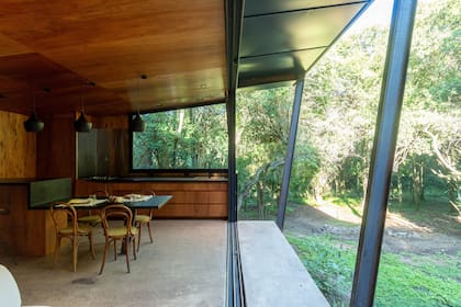 La mesada es de granito negro con terminación leather (Marmolería Rodriguez, igual que en el baño). La heladera está escondida en el mueble de madera