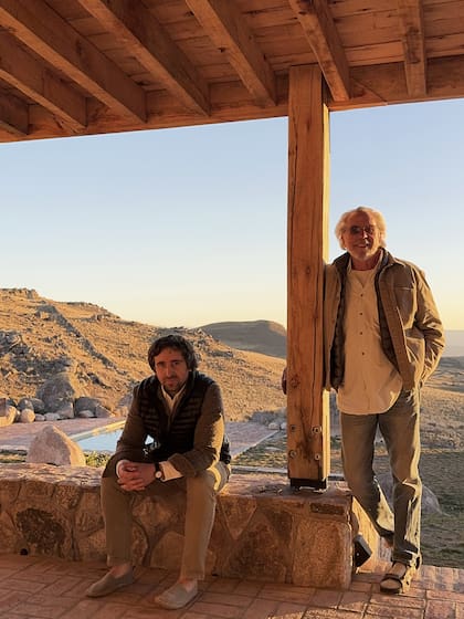 Javier y Diego Cappanera en la galería de El Refugio.