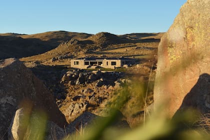 El Refugio, fundido por completo con los colores y texturas del entorno