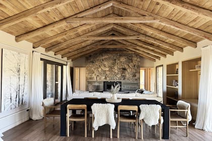 Un gran hogar interior, construido en piedra y hormigón visto, refuerza el carácter sólido del conjunto. Biblioteca (Guillermo Schwab).