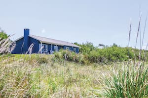 Foto de una casa pintada en azul y blanco.