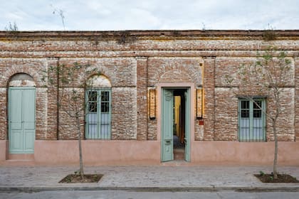 La casa tiene una clásica fachada neoitaliana, sin ningún cartel.