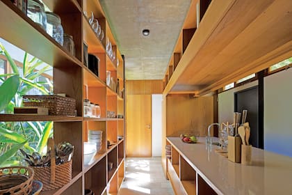 Alacena sobre isla y bajomesada en petiribí (Arq. Bárbara Berson). Mesada de Silestone ‘Tigris Sand’. Grifería doble comando ‘Libby’ (FV).