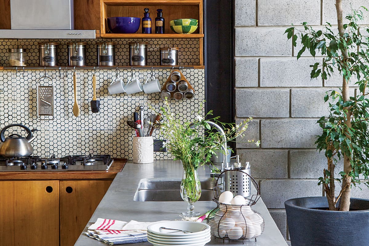 Foto de una cocina con alzada recubirta por cerámica tipo panal de abeja.