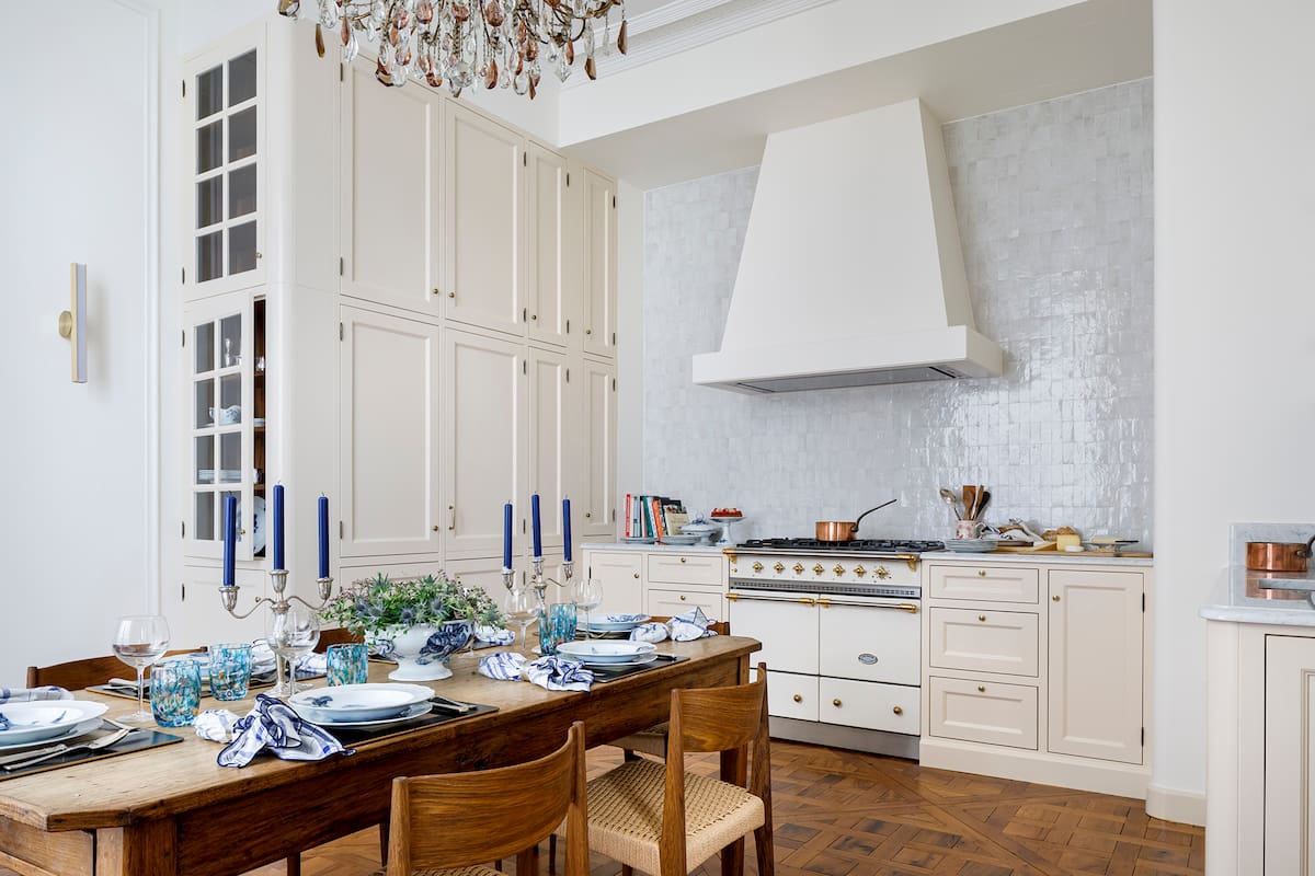 Foto de una cocina con azulejos esmaltados y cortados a mano como los tradicionales zellige marroquíes.