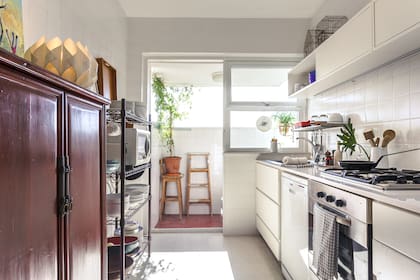 Se actualizaron bajomesada y alacena (Di Cola, Muebles de Cocina). “El lavadero complementa la planta, es como un patiecito. Está unos centímetros más bajo, para que no se vea la ropa desde afuera”.