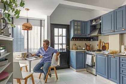En el comedor diario, persiana americana (Hunter Douglas), mesa ‘Tulip’ y sillas de madera (Unimate). Lámparas colgantes (Astor Luces).