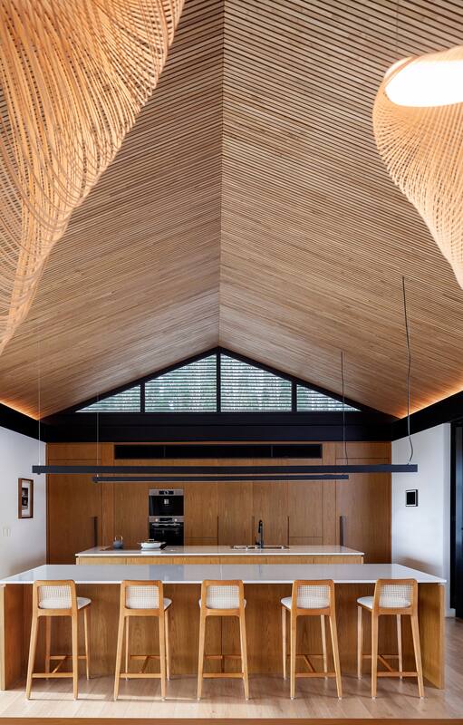 Foto de una casa con parasoles móviles de madera y patio seco zen.