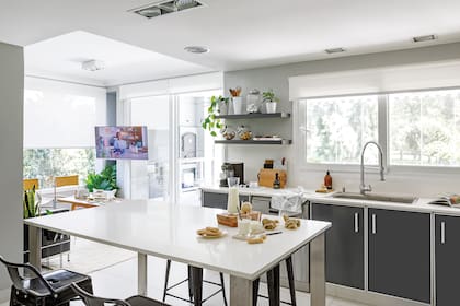 Muebles de melamina gris grafito. Mesada, alzada e isla de Silestone blanco (Marmolería Eduardo Galleano).