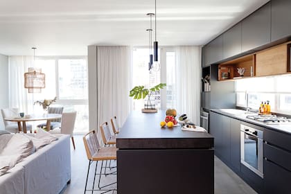 Mesadas de Dekton ‘Bromo’ (Marmolería Cavatori). Bacha ‘Quadra’ (Johnson Acero). Cortinas sunscreen y black out (Carlos Villalba). Grifería ‘Max 971’ (Hansgrohe). Lámparas (Ikon Lamps).