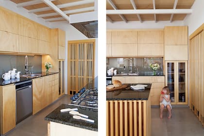 Mesada de granito ‘Verde Ubatuba’ (Forte dei Marmi). Alzada de vidrio laminado (Crisarte). Detrás de la abertura con varillas de fenólico, el lavadero y un toilette.
