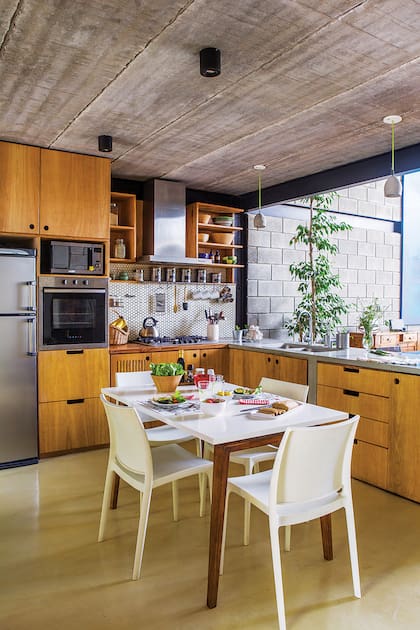 Casi en crudo: Materiales de bajo costo, apertura y buena circulación en la cocina de un arquitecto