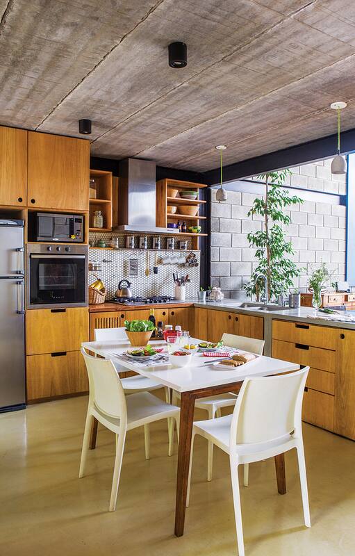 Foto de una cocina integrada al living de una casa con cemento y fenólico como materiales principales.