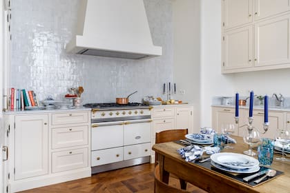 Los muebles a medida se pintaron de color crema, mientras que los azulejos tiran al gris.