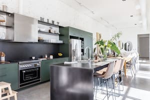 Foto de una cocina con muebles en verde e isla.
