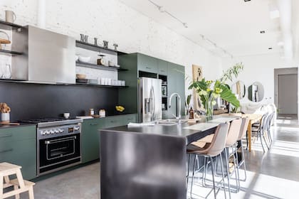 Mesadas de isla, cocina y alzada en Neolith gris ‘Calatorao’ (San Jorge Sur). Grifería (FV). Bacha (Johnson). Banquetas (Landmark). Orden de cocina por Ingrid Hajnal (The Organization Wiz). Campana (TST).