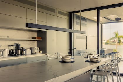 Muebles laqueados en color visón proyectados por el Estudio y realizados por Cato Muebles.