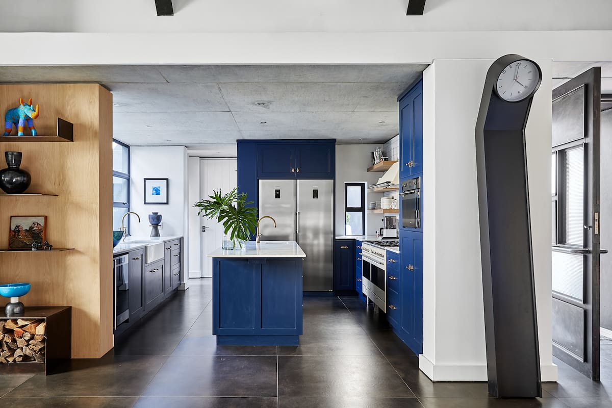 Foto de una cocina con obra de Gregor Jenkin en su entrada.