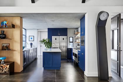 Foto de una cocina con obra de Gregor Jenkin en su entrada.